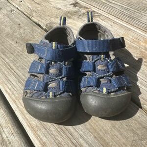 Keens toddler size 5 sandals